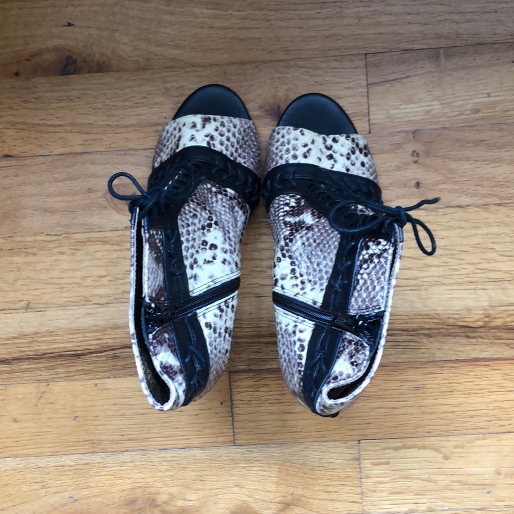 Stunning vintage Cynthia Vincent open toe booties!!!